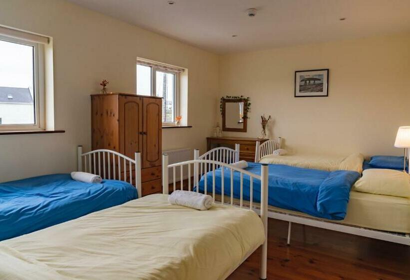 مبيت وإفطار Aran Walkers Lodge