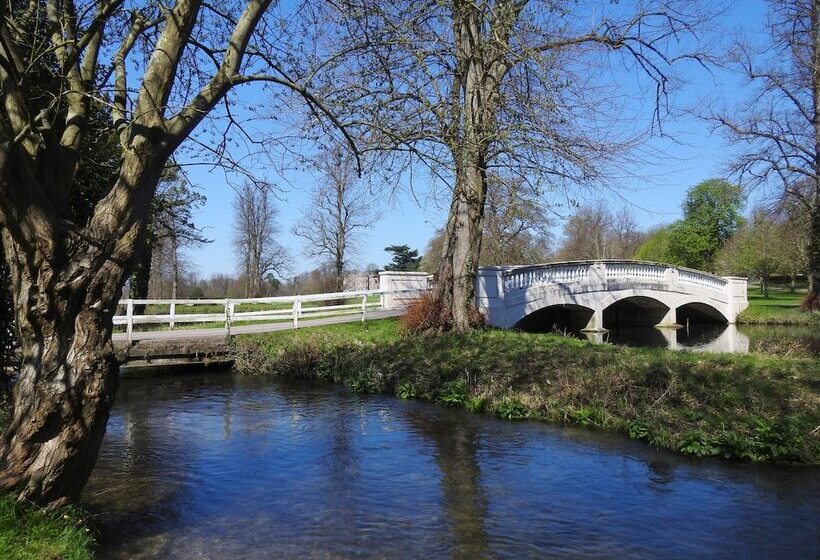 فندق Donnington Grove Country Club