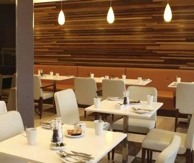 Hotel Park Grand Heathrow