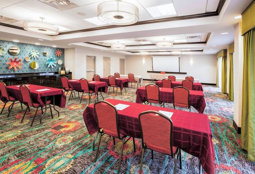 Отель Holiday Inn Express & Suites Eureka, An Ihg