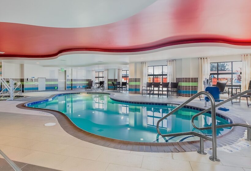 Отель Holiday Inn Express & Suites Eureka, An Ihg