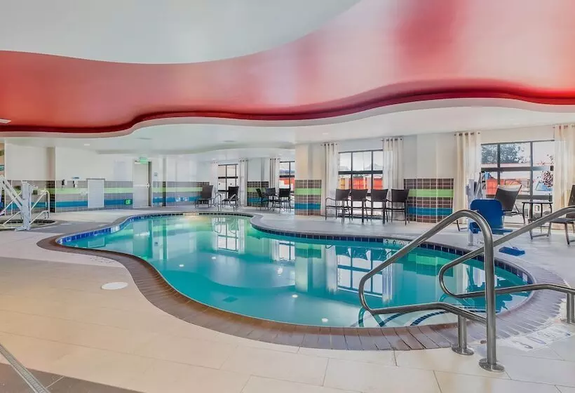 ホテル Holiday Inn Express & Suites Eureka, An Ihg