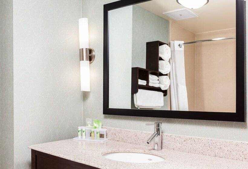 Отель Holiday Inn Express & Suites Eureka, An Ihg