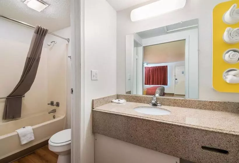 Отель Budget Inn Columbus West