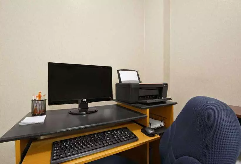 Отель Howard Johnson By Wyndham Greensboro Near The Coliseum