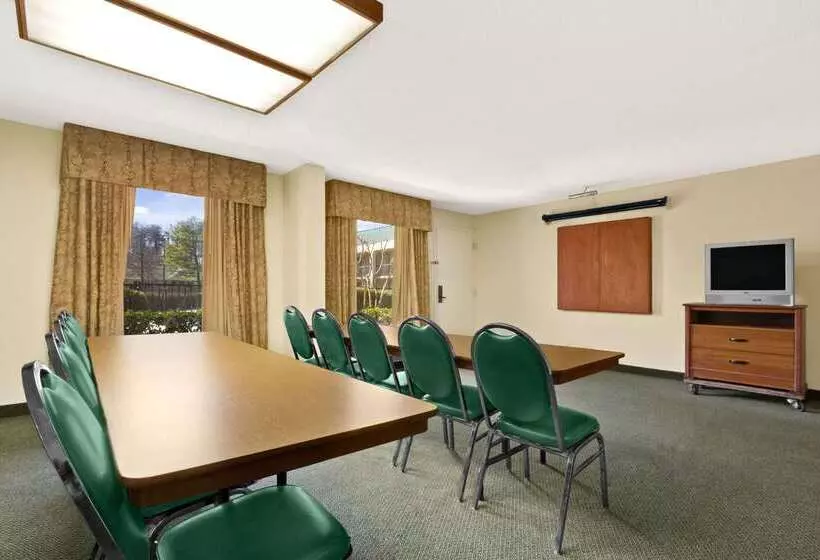 Отель Howard Johnson By Wyndham Greensboro Near The Coliseum