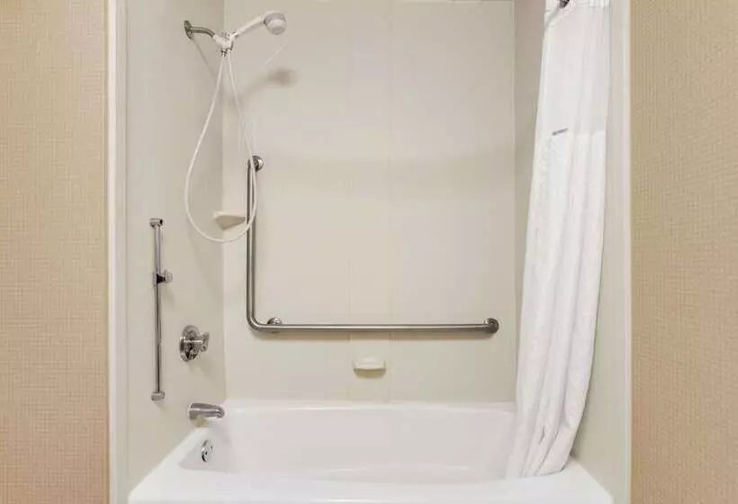 Отель Howard Johnson By Wyndham Greensboro Near The Coliseum