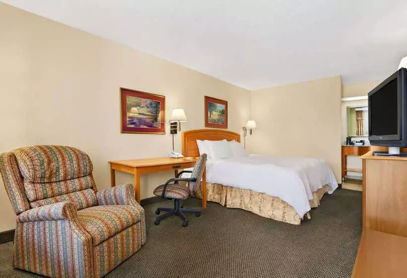 Отель Howard Johnson By Wyndham Greensboro Near The Coliseum