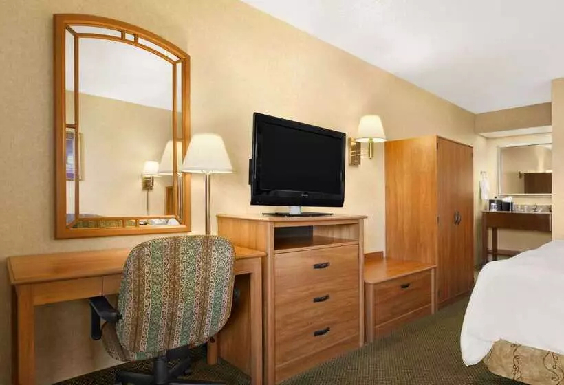 Отель Howard Johnson By Wyndham Greensboro Near The Coliseum