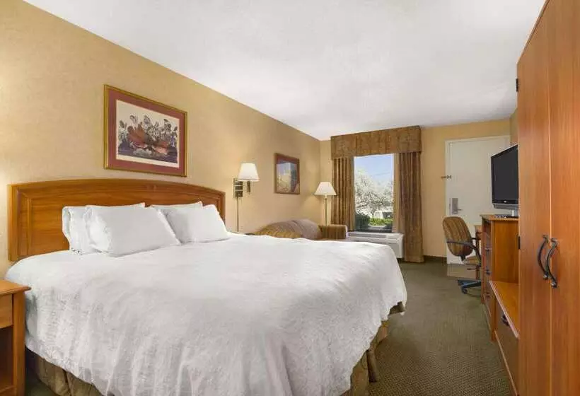 Отель Howard Johnson By Wyndham Greensboro Near The Coliseum