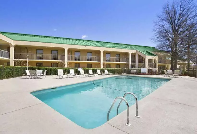 Отель Howard Johnson By Wyndham Greensboro Near The Coliseum