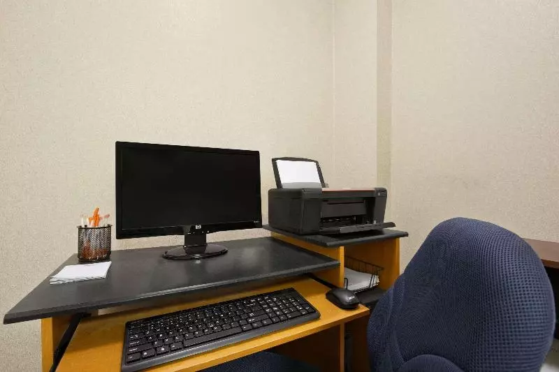 Отель Howard Johnson By Wyndham Greensboro Near The Coliseum