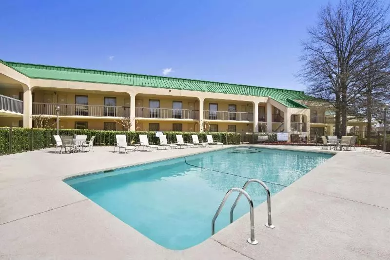 Отель Howard Johnson By Wyndham Greensboro Near The Coliseum