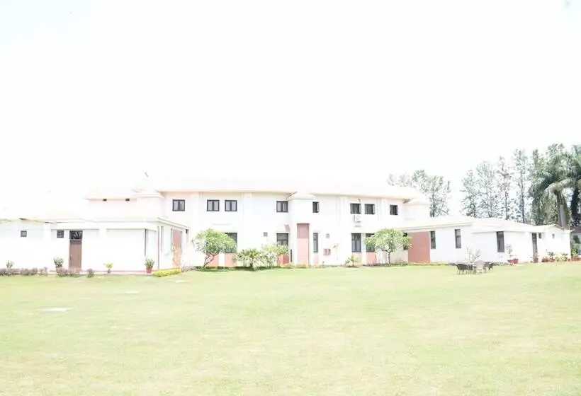 Отель Naturoville Ayurvedic And Yoga Retreat By Opensky