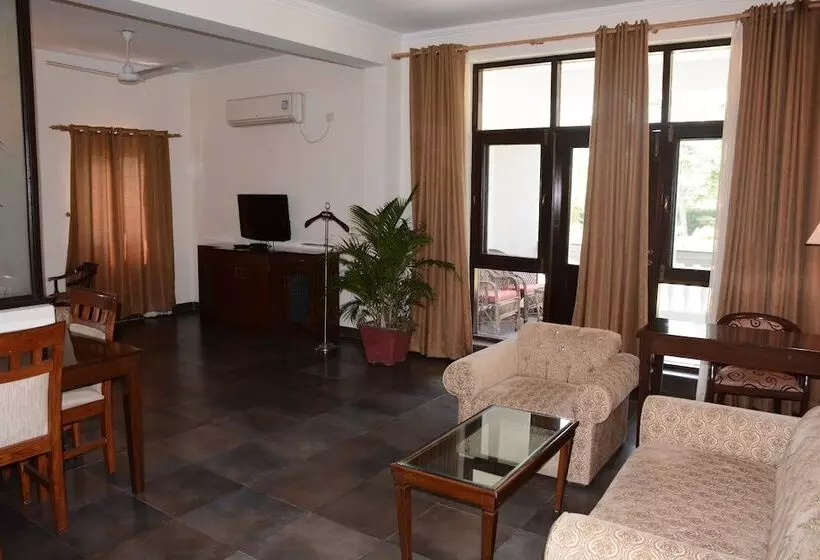 Отель Naturoville Ayurvedic And Yoga Retreat By Opensky