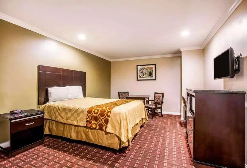 Мотель Rodeway Inn & Suites
