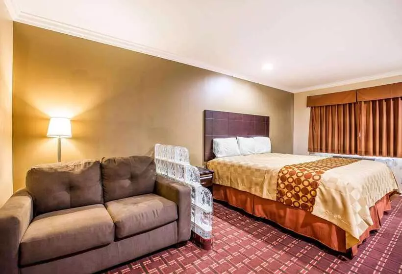 Мотель Rodeway Inn & Suites