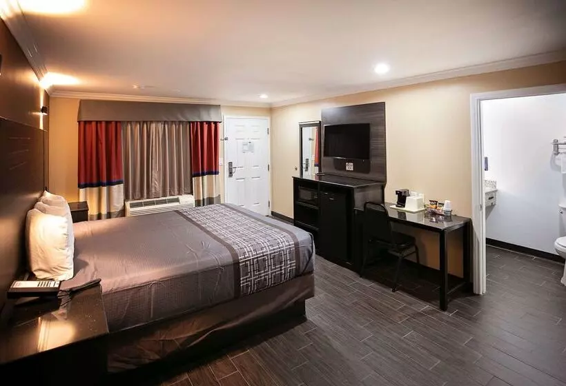 Мотель Rodeway Inn & Suites