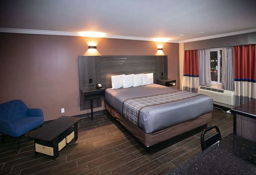 Мотель Rodeway Inn & Suites