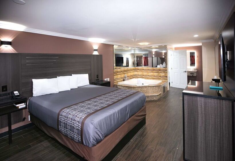 Мотель Rodeway Inn & Suites