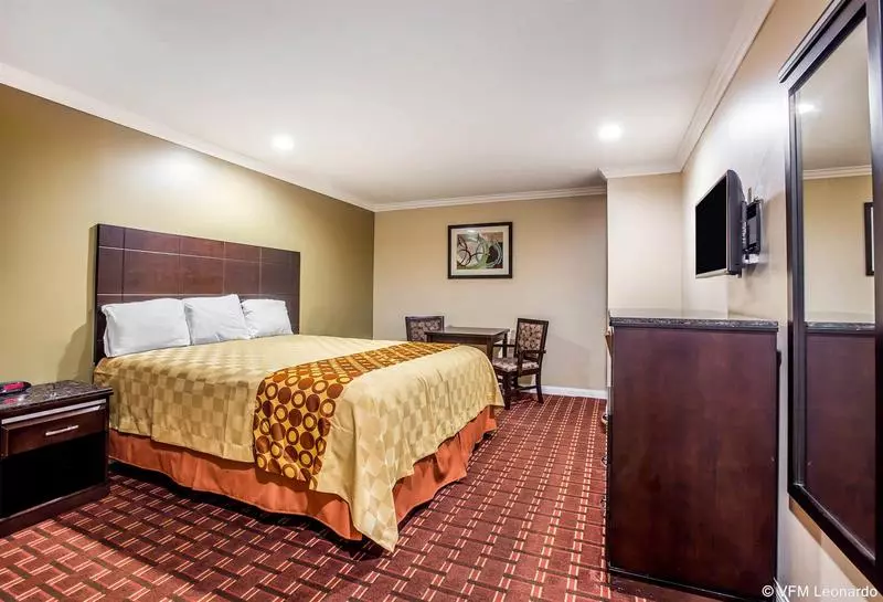 Мотель Rodeway Inn & Suites