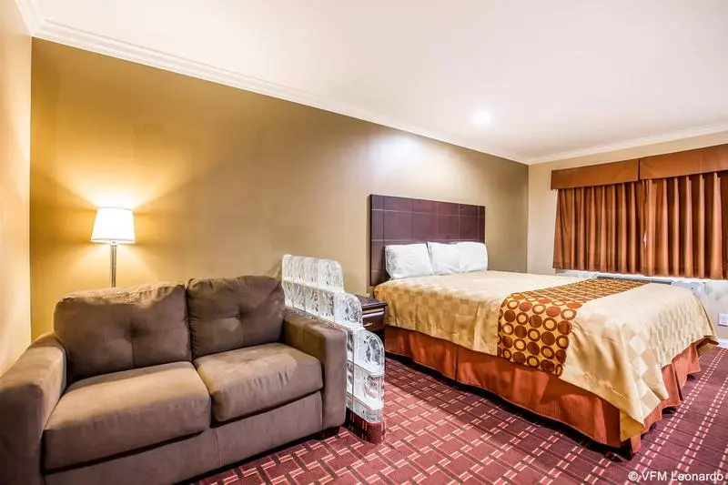 Мотель Rodeway Inn & Suites