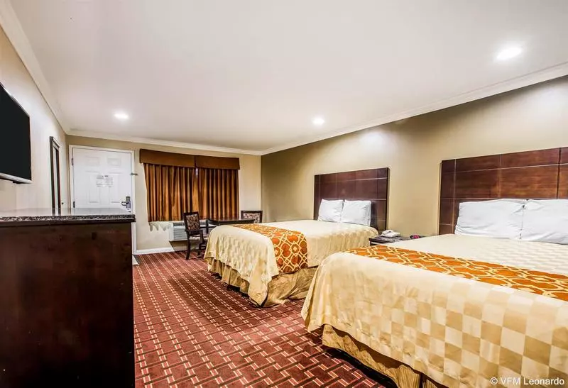 Мотель Rodeway Inn & Suites