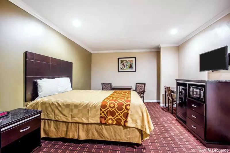 Мотель Rodeway Inn & Suites