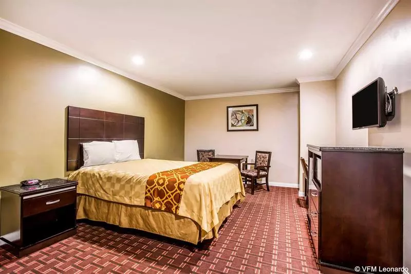 Мотель Rodeway Inn & Suites