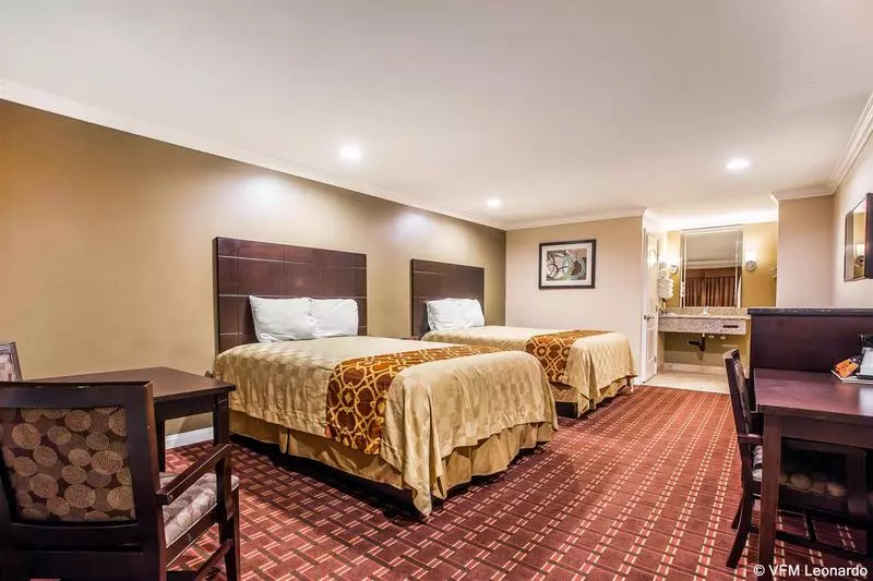 Мотель Rodeway Inn & Suites