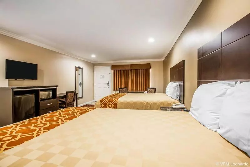 Мотель Rodeway Inn & Suites