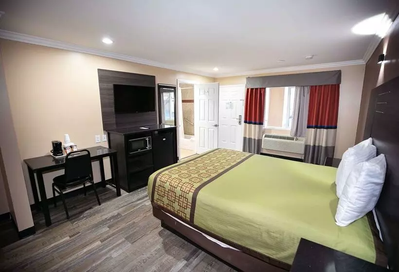 Мотель Rodeway Inn & Suites