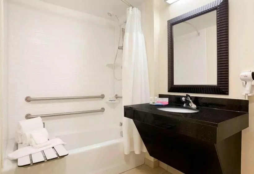 هتل Fairfield Inn & Suites Columbia Northeast