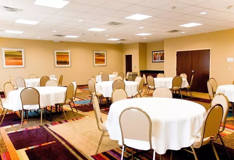 Отель Fairfield Inn And Suites Hutchinson