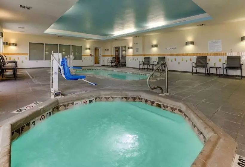 Отель Fairfield Inn And Suites Hutchinson