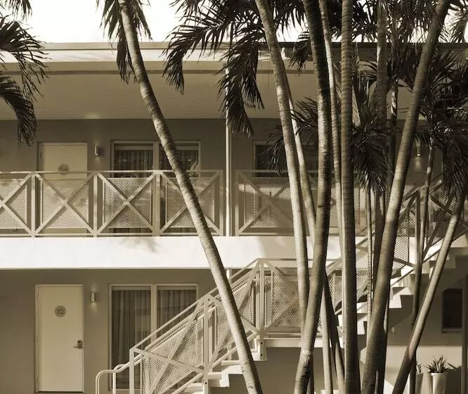 Отель 1818 Meridian House Apartments And Suites By Eskape Collection