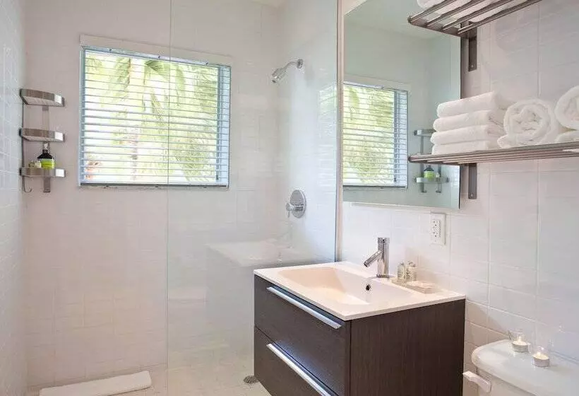 Отель 1818 Meridian House Apartments And Suites By Eskape Collection