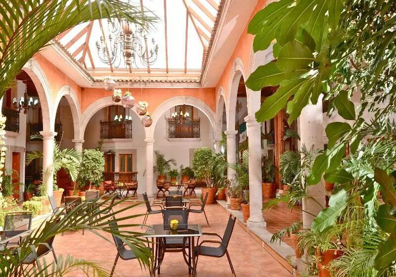 هتل Mision Patzcuaro Centro Historico