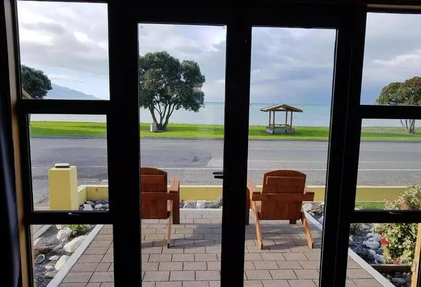 The Anchor Inn Beachfront Motel