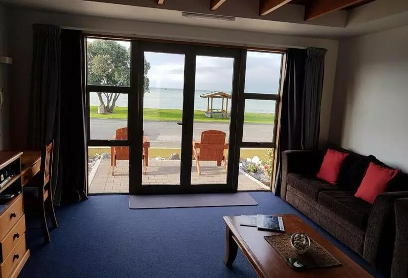 The Anchor Inn Beachfront Motel