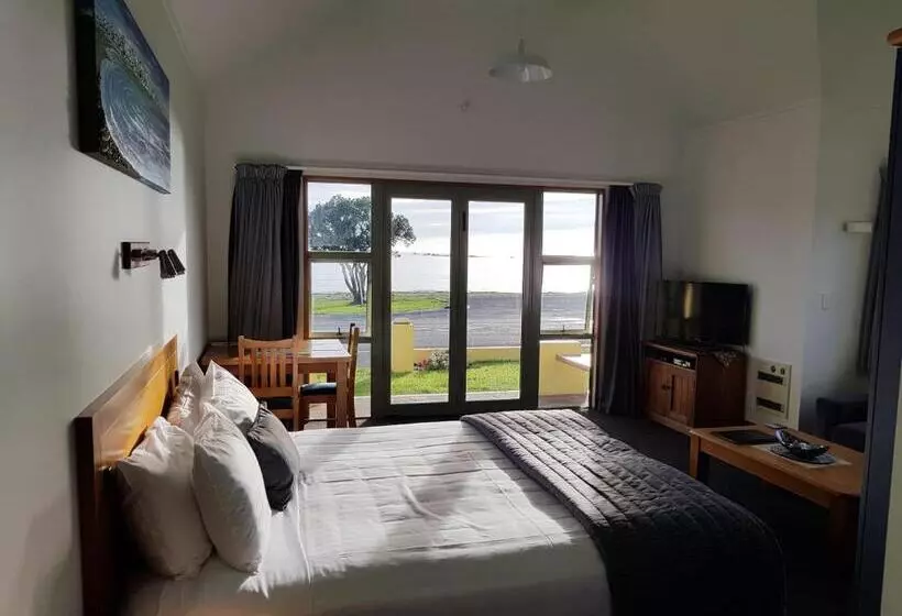 The Anchor Inn Beachfront Motel