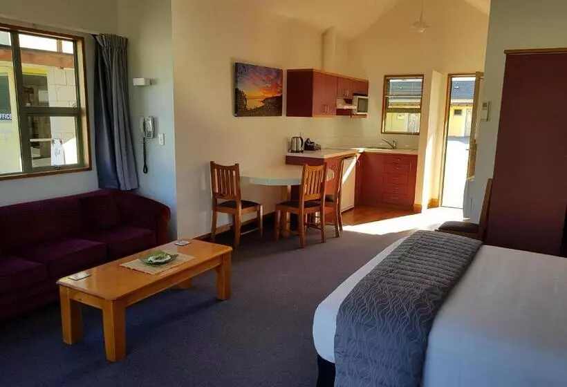 The Anchor Inn Beachfront Motel