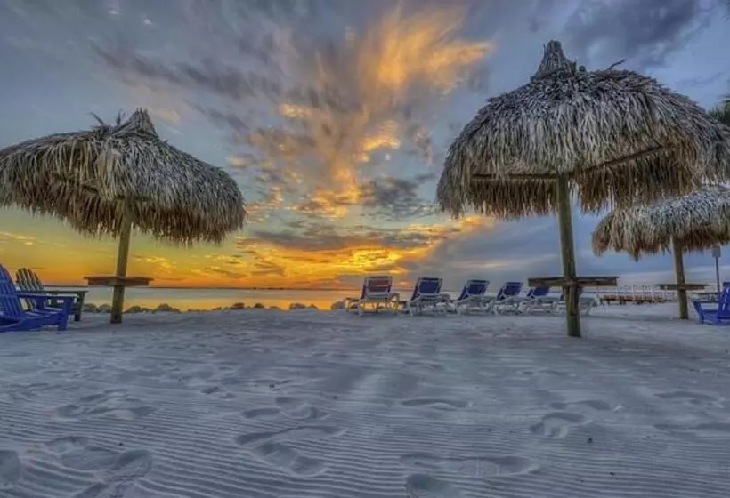 2 Bed Condo With Balcony Facing Pool And Sunsets!
