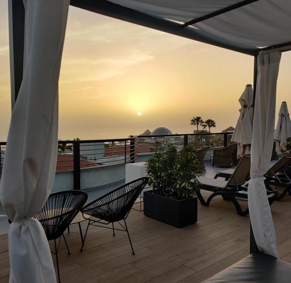 Luxury Apartment With Pool View