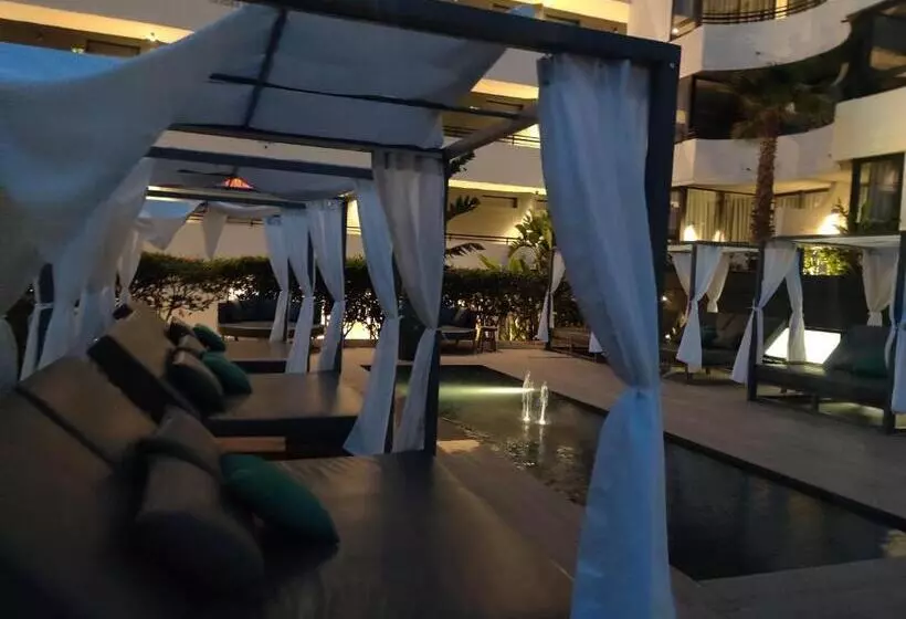 Luxury Apartment With Pool View