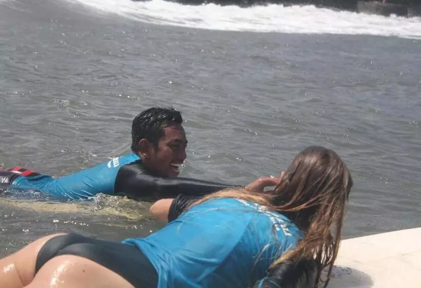 Surfers Villa And Resorts Medewi