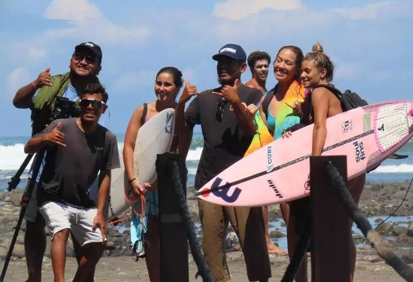 Surfers Villa And Resorts Medewi