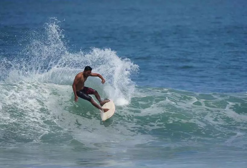 Surfers Villa And Resorts Medewi