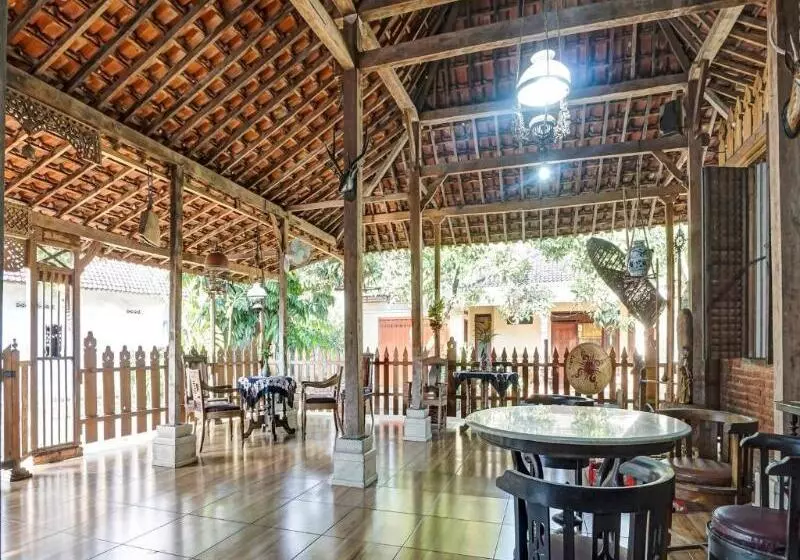 Hotelli Oyo Homes 90948 Desa Wisata Kampung Majapahit