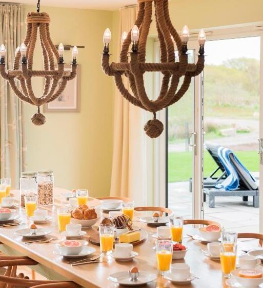 리조트 Herons House Sleeps 12, Heated Pool, Hot Tub, Sauna, Games Room 5 Star!